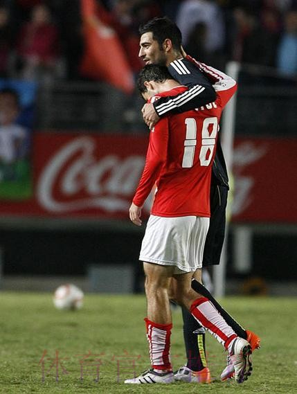 25岁追平队史传奇！维尼修斯比肩C罗本泽马，超神进球难救皇马